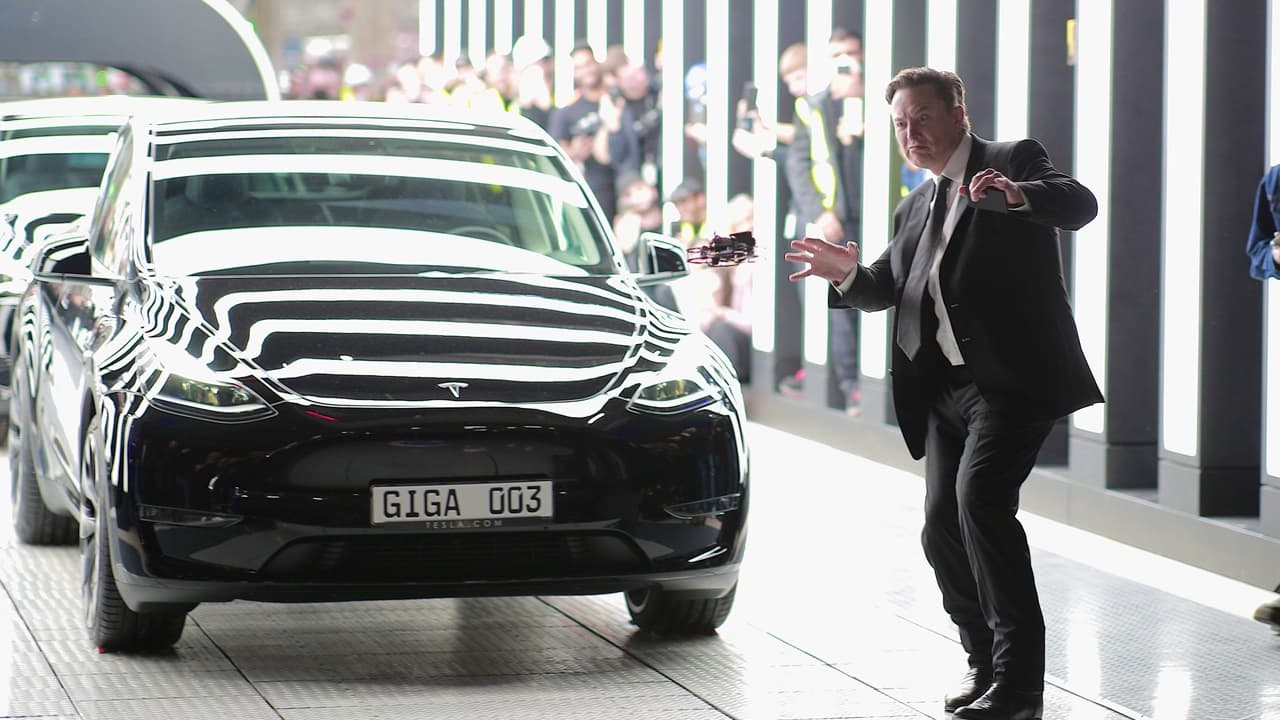 İlon Maskdan Tesla işçilərinə: "Fabrikdə yatın"