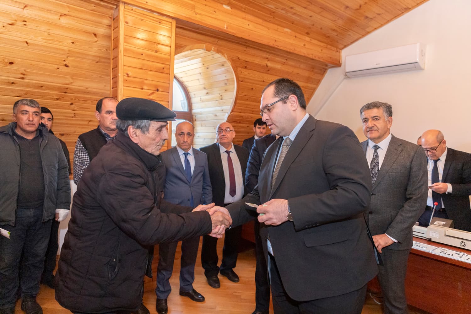 Nazir Məcnun Məmmədov Siyəzəndə vətəndaşları qəbul edib, fermerlərlə görüşüb
