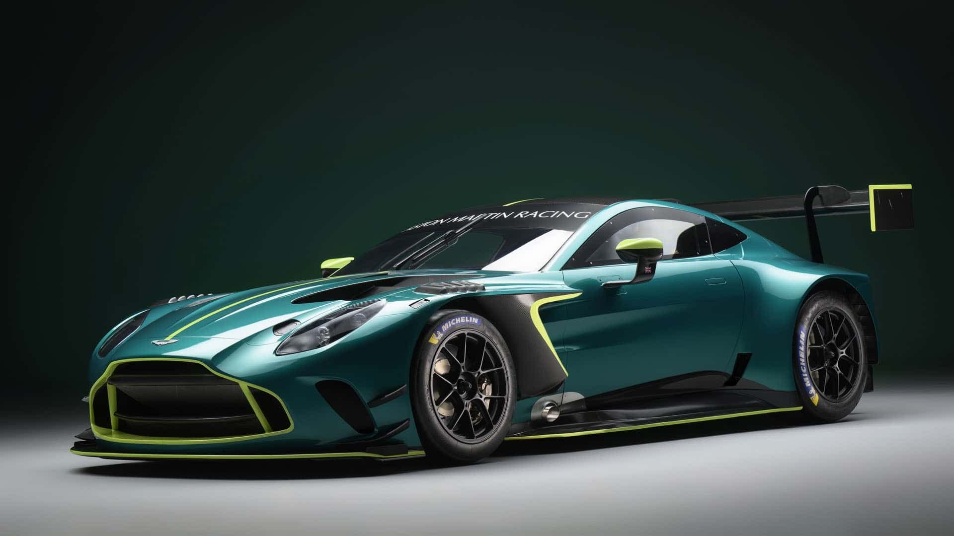 Vantage GT3 yarış avtomobilini təqdim edib