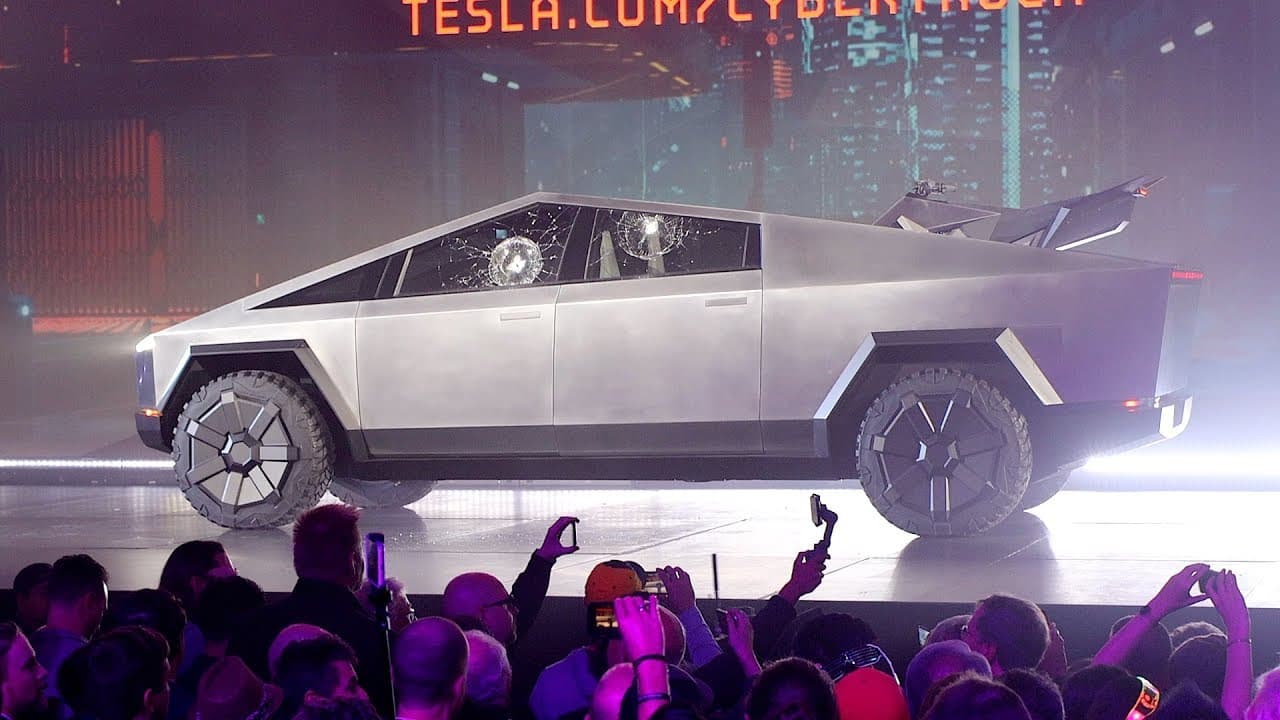 "Tesla Cybertruck" qəzaya uğradı