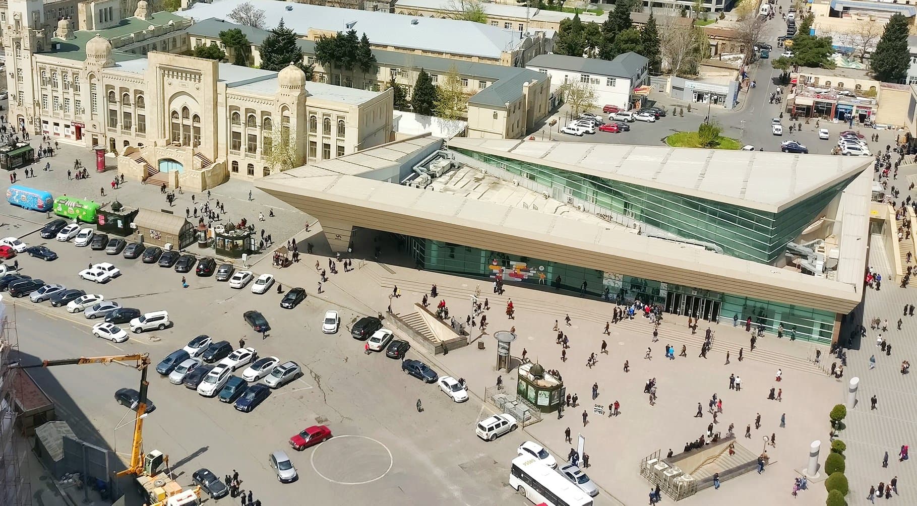 “28 May” metrostansiyası və Bakı Dəmiryol Vağzalı qarşısı avtomobilsiz zonaya çevrildi - QƏRAR