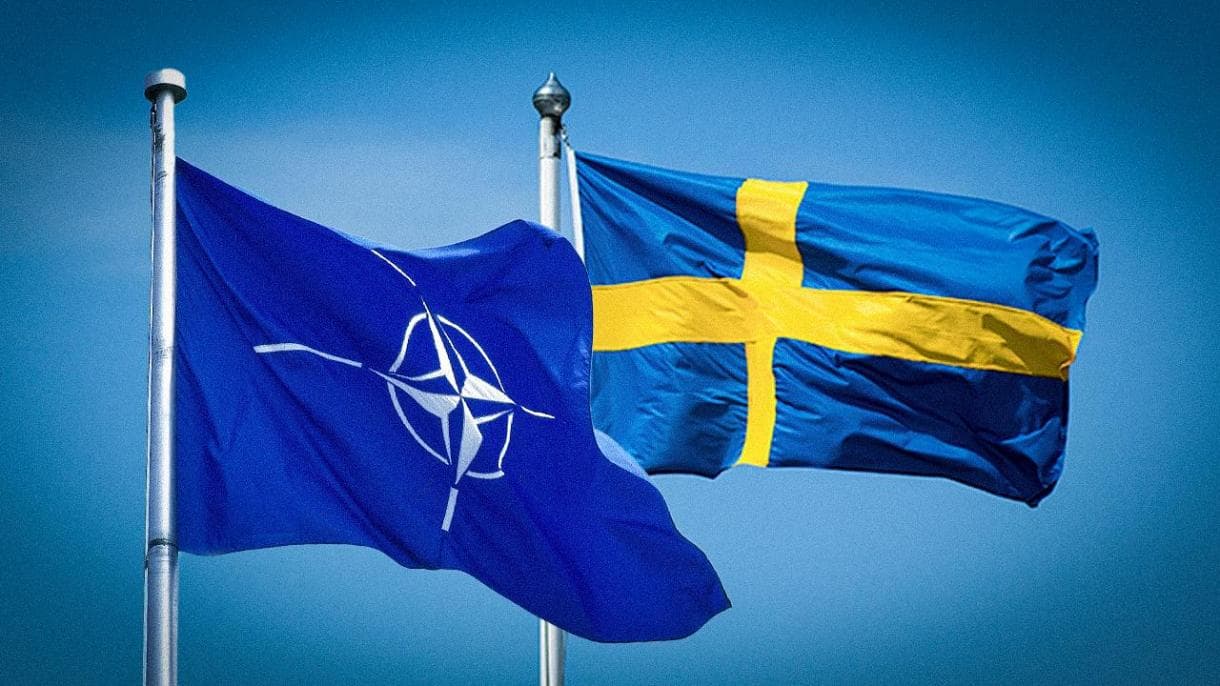 İsveç bayrağı NATO-da yerini alıb