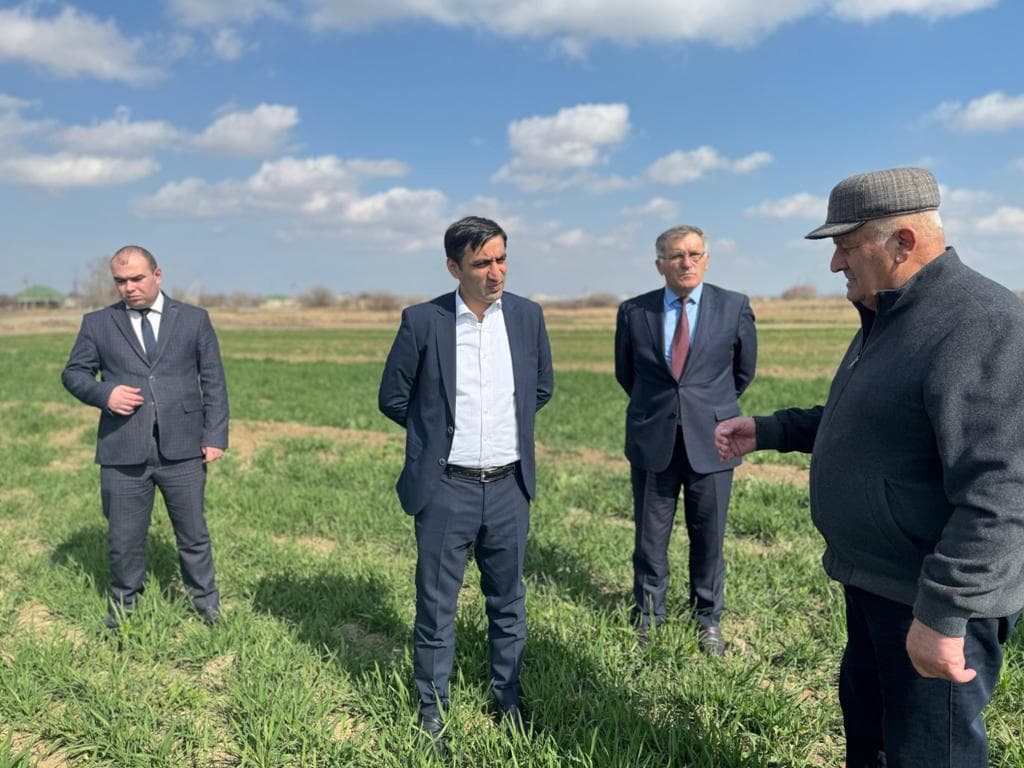 Aqrar Xidmətlər Agentliyinin sədri Samuxda təsərrüfatlara baş çəkib