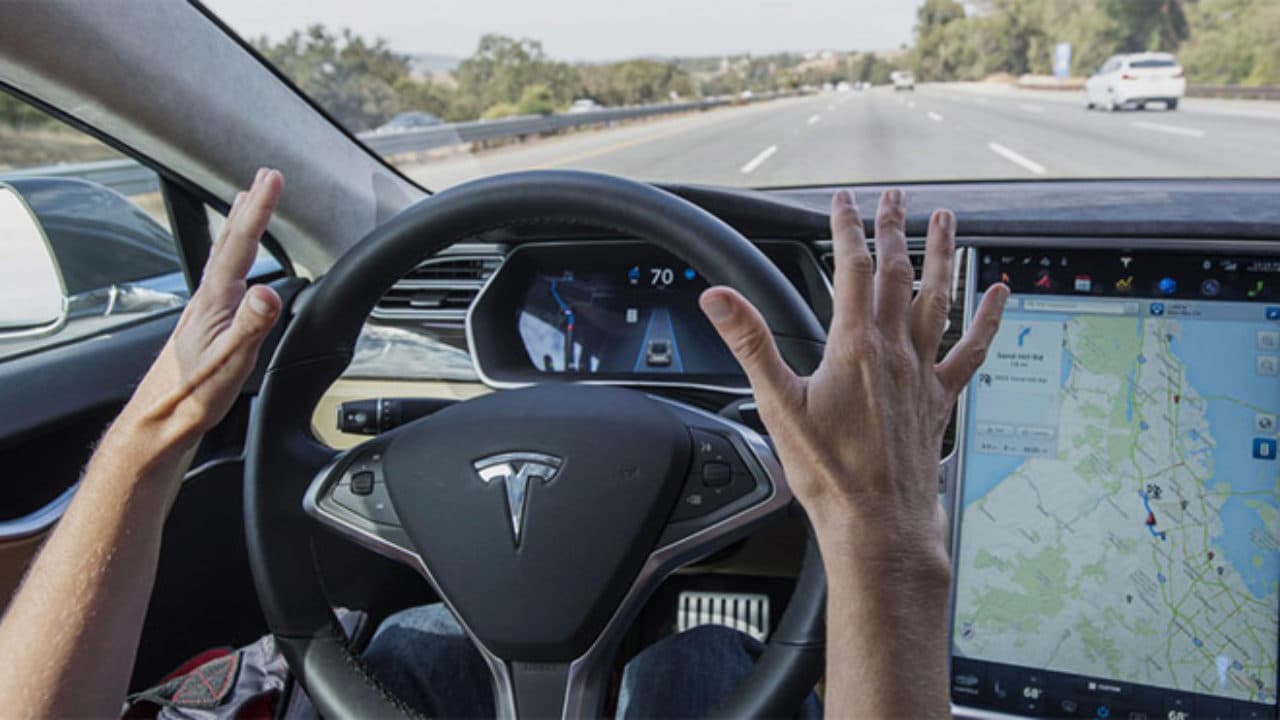 "Tesla" avtonom sürücülük proqramının qiymətini endirib