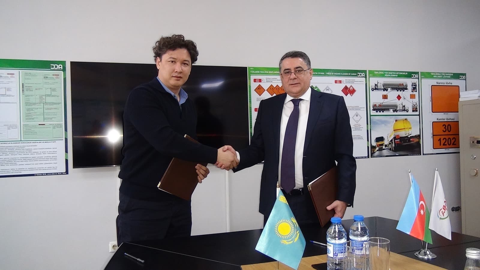 Azərbaycan və Qazaxıstanın yükdaşımalar sahəsində Memorandum imzalanıb