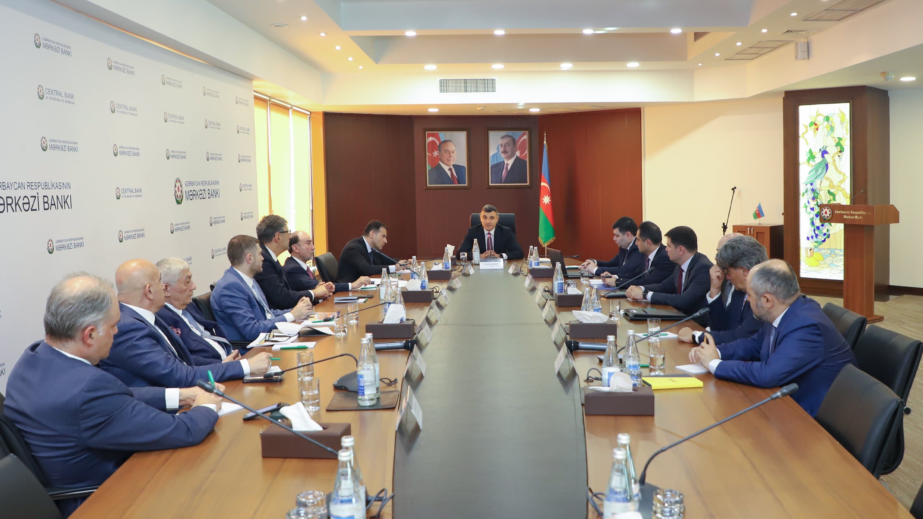 AMB sədri Taleh Kazımov bankların rəhbər şəxsləri ilə görüşdü