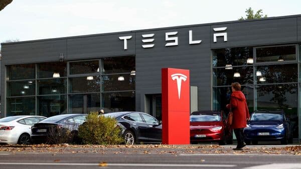 Tesla, İsveçdə nömrə nişanlarının çatdırılmasının qarşısını almaq üçün müraciətini itirdi