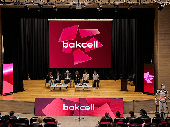“Bakcell”in Baş İcraçı Direktoru Müasir Təhsil Kompleksinin şagirdləri ilə görüşüb