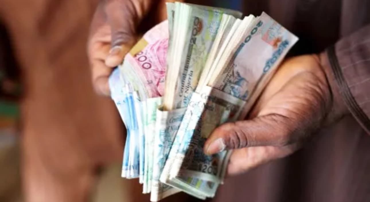 Nigeriya əzilmiş Nairaya kömək etmək üçün böyük bir faiz artımı etdi
