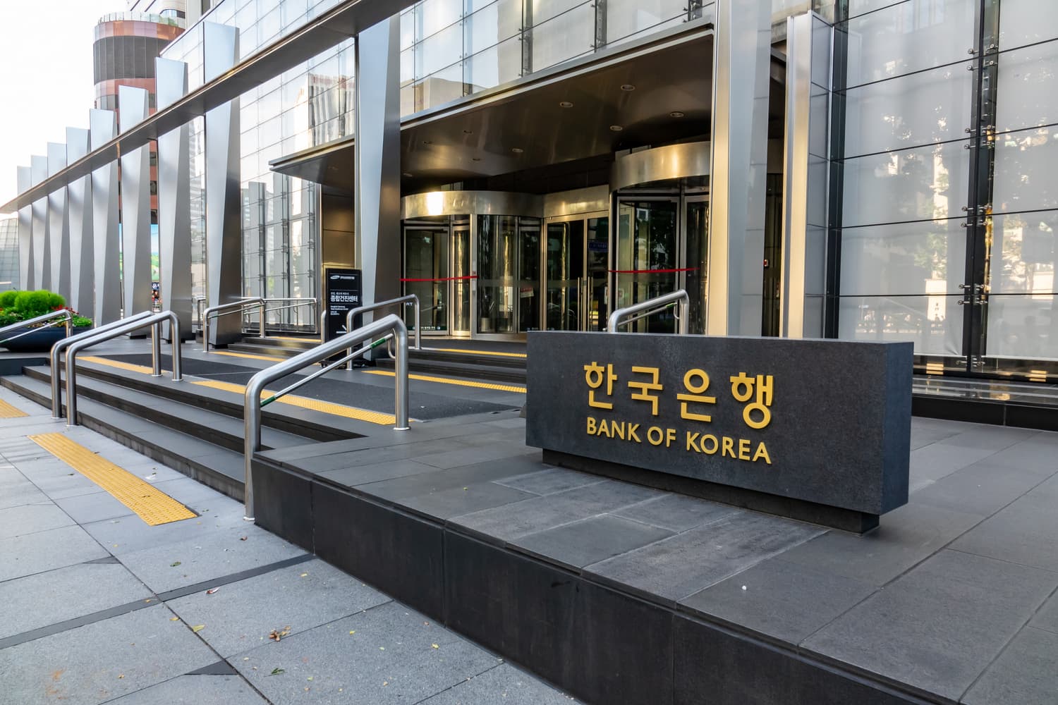 Koreya Bankının İqtisadiyyat Sürprizləri Olaraq Faizləri Saxlayacağını Gözləyir