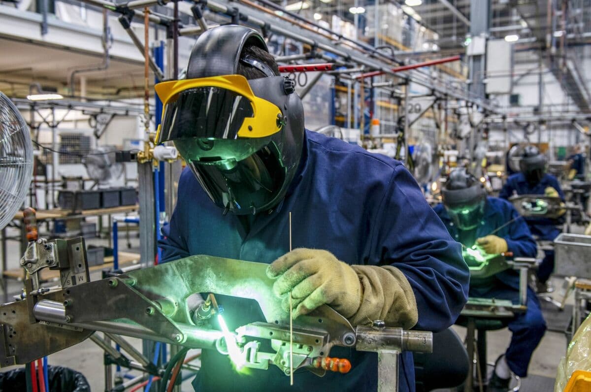 Böyük Britaniyanın tənəzzüldən sağalması PMI göstəriciləri ilə proqnozdan aşağı tempi itirir