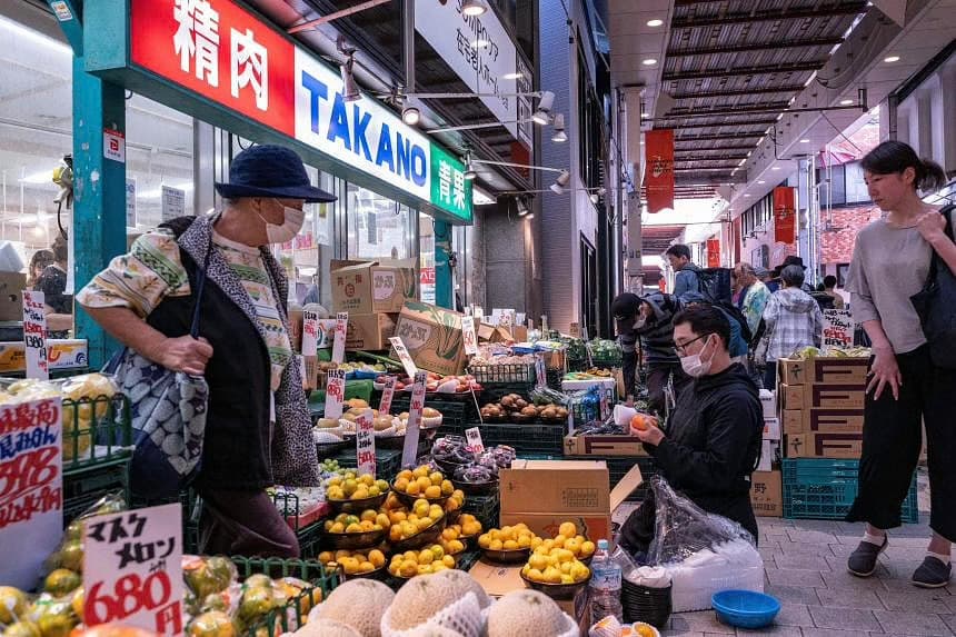 Yaponiya Bankı maaşları artırmağa başlamağı gözlədiyi üçün Yaponiyada inflyasiya aşağı düşür