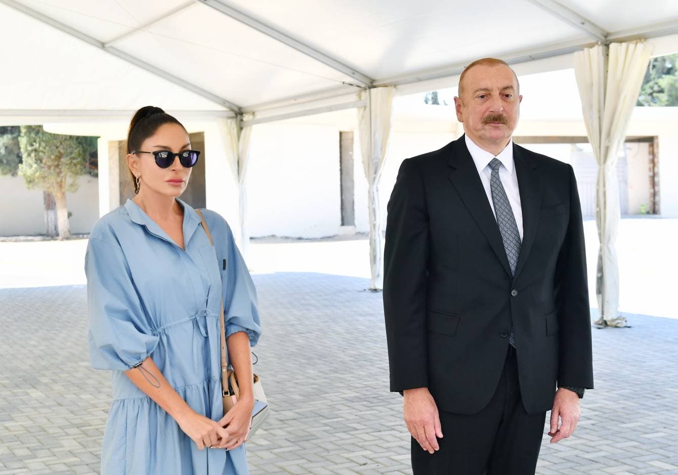 Prezident İlham Əliyev və Birinci xanım Mehriban Əliyeva Bakıda “Crescent Mall” ticarət mərkəzinin açılışında iştirak ediblər