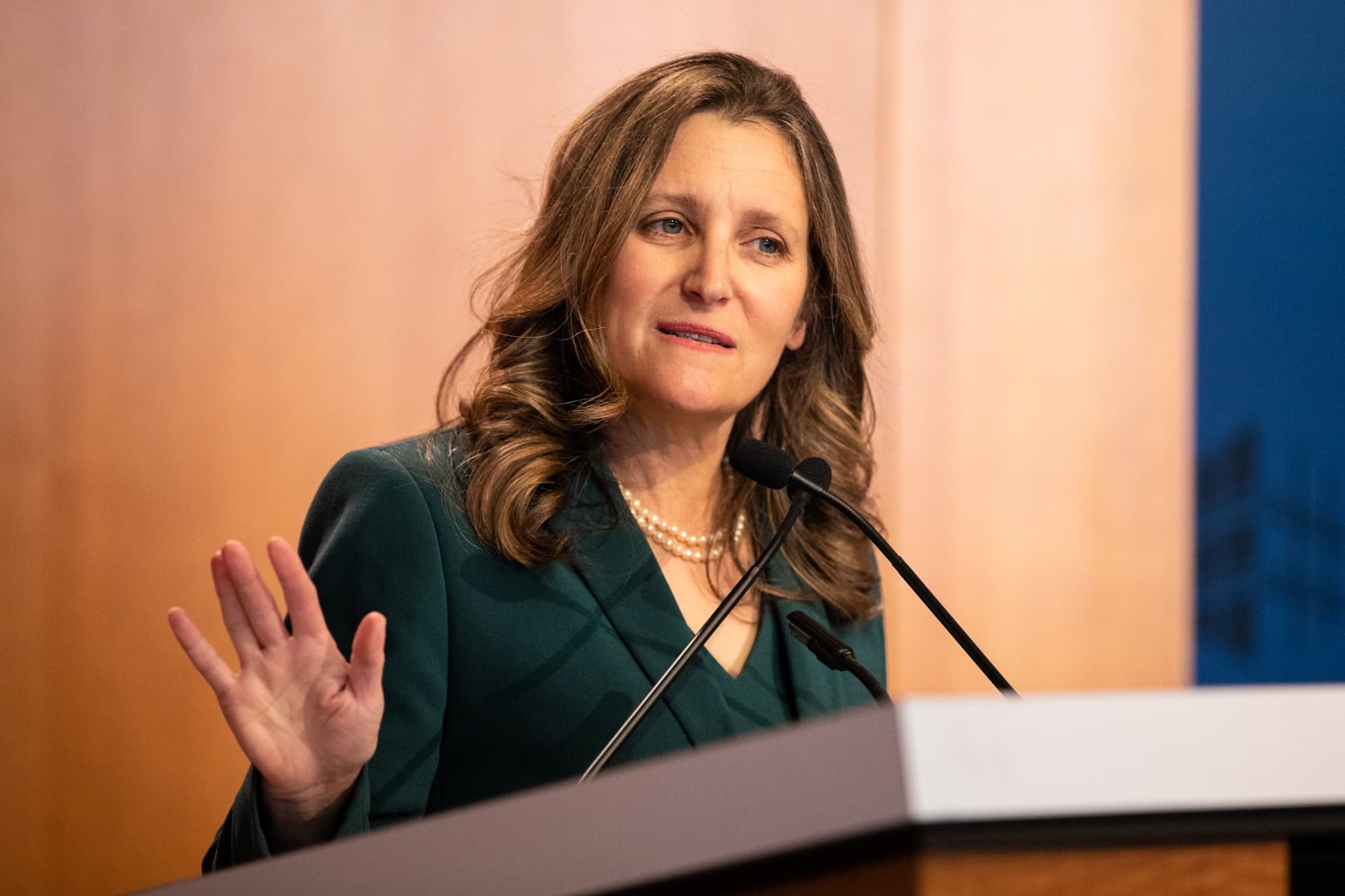 Freeland deyir ki, Çin Kanadadan ucuz mallar üçün ticarət yolu kimi istifadə edə bilməz