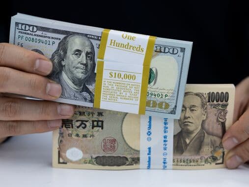 ABŞ valyutasının əhəmiyyətli dərəcədə bahalaşması fonunda yen dollar qarşısında 1% ucuzlaşıb