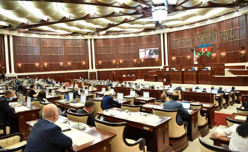 Milli Məclis dövlət büdcəsinə dəyişikliyi birinci oxunuşda qəbul edib