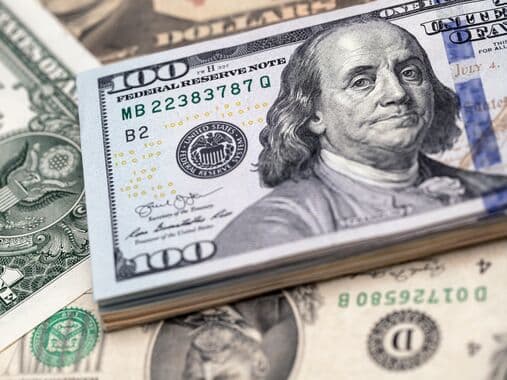 Fed-in faiz azaltma bahislərini dayandırdığı üçün dollar ayın ən yüksək səviyyəsinə yüksəldi