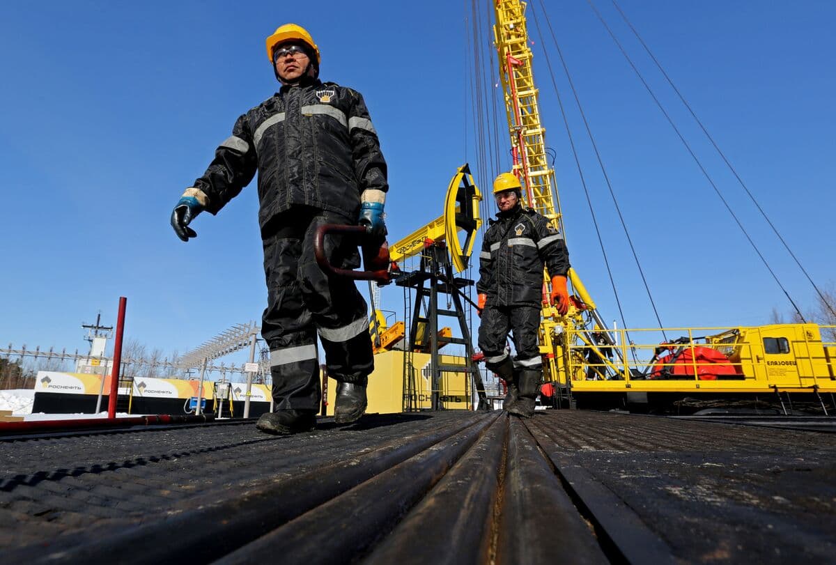 “Rosneft”in rəhbəri bildirib ki, Rusiyada yüksək əsas tarif onun neft sənayesinə zərər verir.