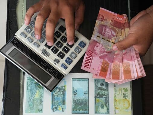 Rupi dörd ilin ən aşağı səviyyəsinə çatıb