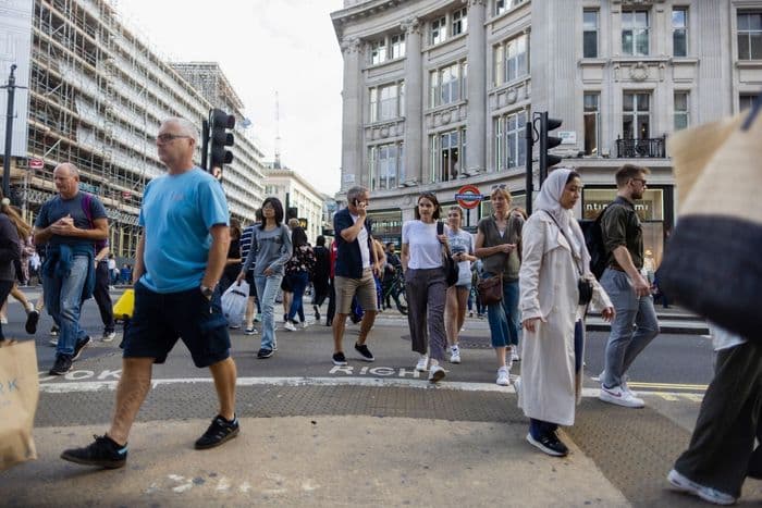 Böyük Britaniyanın pərakəndə satışları, güvən artdıqca yanvar ayından bəri ən çox artıb