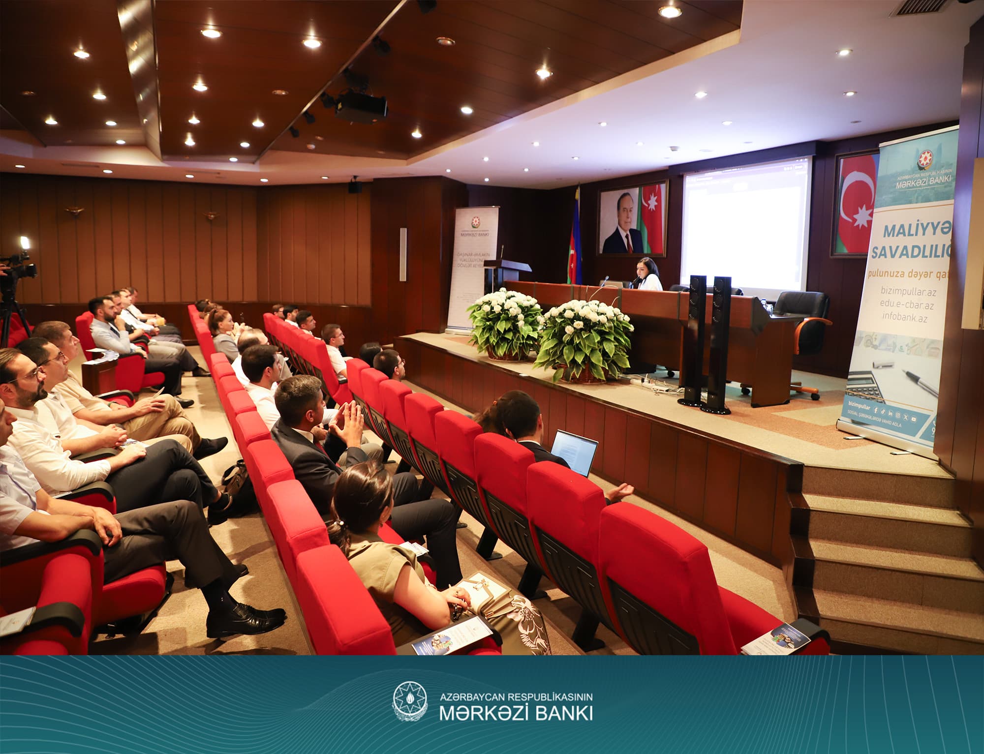 Mərkəzi Bank Daşınar Əmlakın Yüklülüyünün Dövlət Reyestrinin beynəlxalq reytinqlərdə önəmi mövzusunda tədbir keçirib