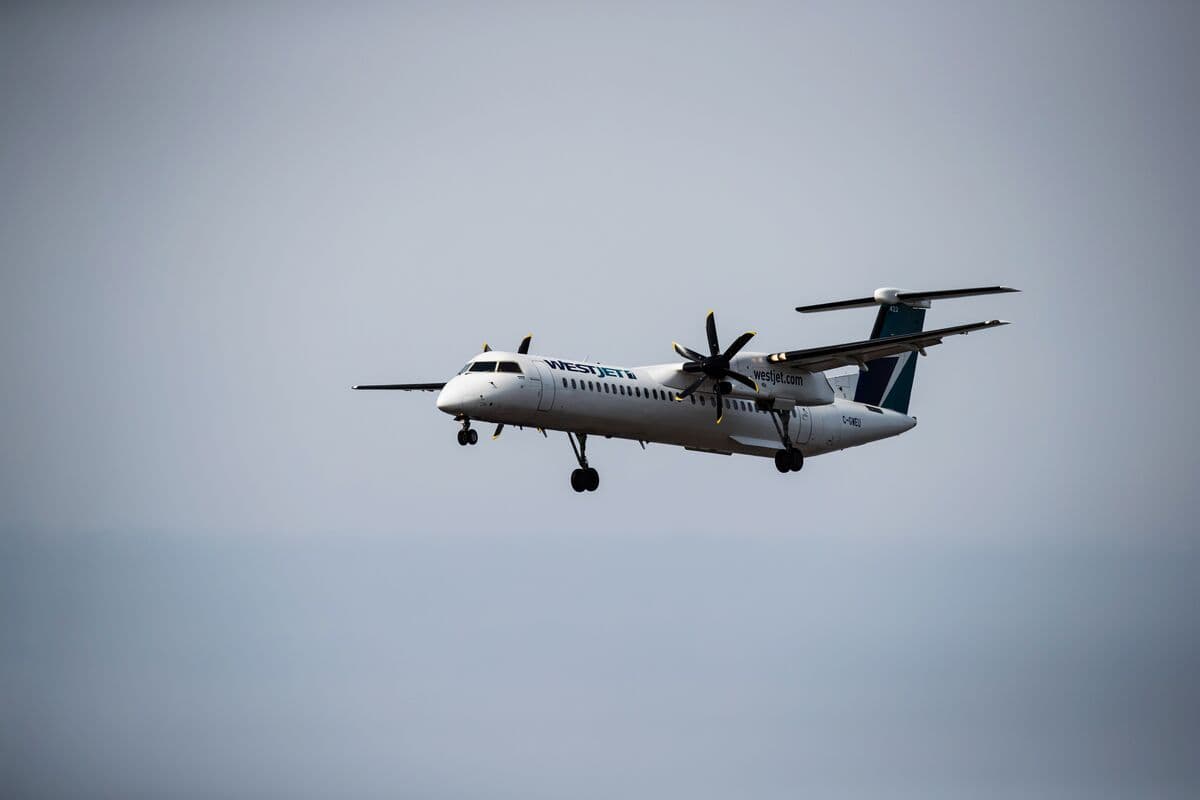 Kanadanın WestJet şirkəti tətil həftəsonu yaxınlaşdıqca uçuşları ləğv etməyə başlayacaq.