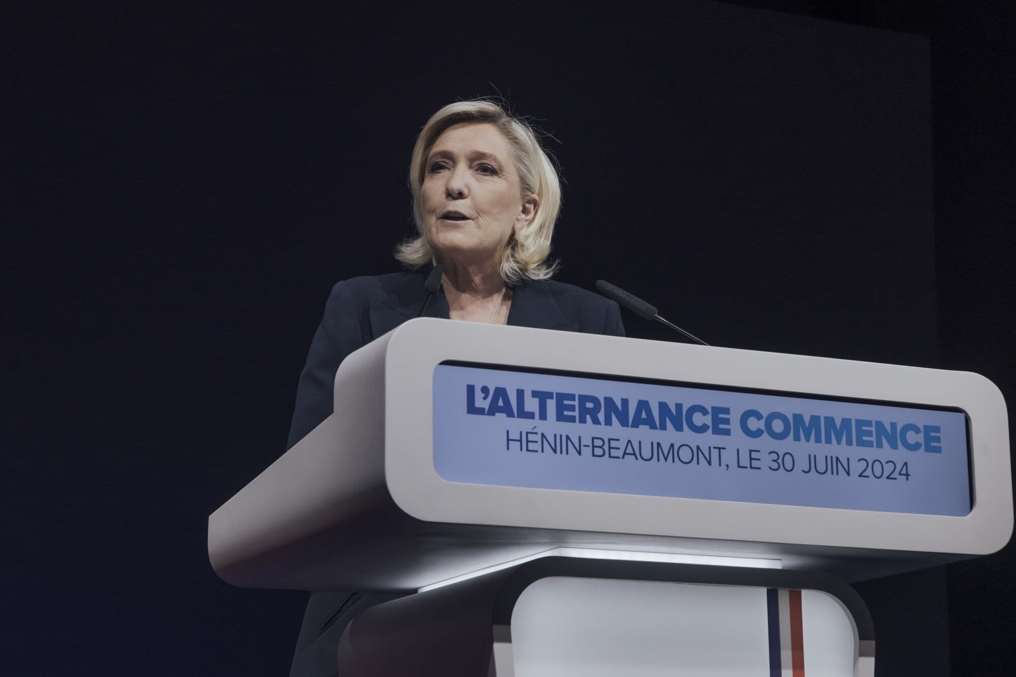 Le Pen Fransa seçkilərində çoxluğu qazanmaq üçün çətin mübarizə aparır