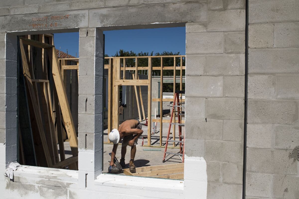 Ev inşaatçıları Floridadakı problemlərin "ləng" mənzil bazarını kəsirlər