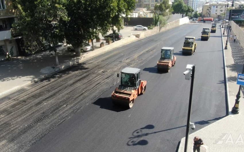 Bakının Mikayıl Müşfiq küçəsində asfaltlanma işləri icra olunur