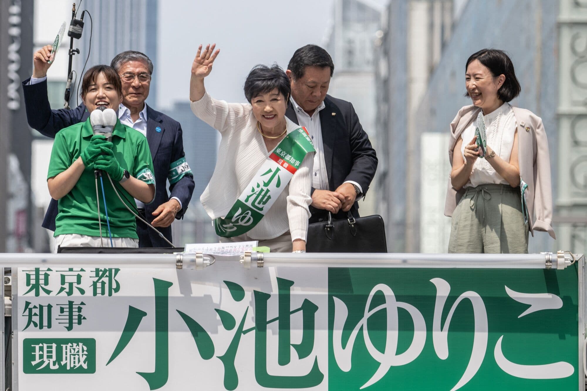Tokio qubernatoru Koike qalib gəldi, Kişida üçün bir qədər rahatlıq təmin etdi