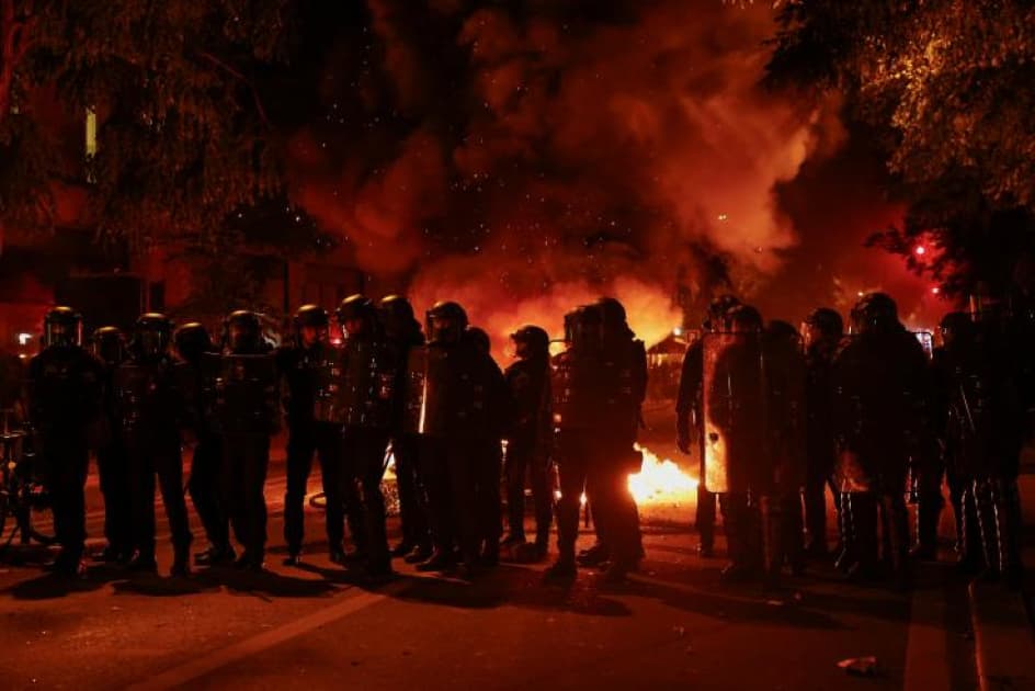 Fransa polisi etirazçılara qarşı gözyaşardıcı qaz tətbiq edib