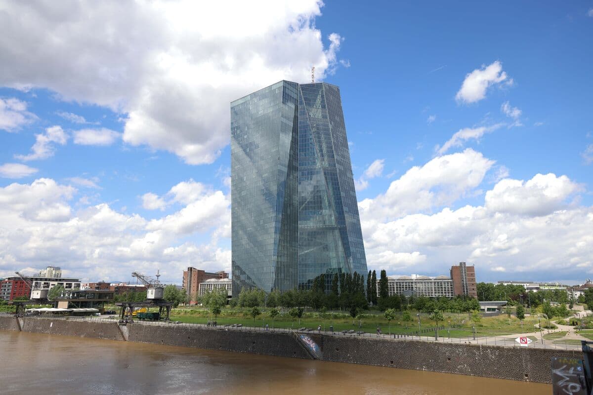 Sorğu göstərir ki, seçkilər riskləri artırdığı üçün ECB faiz dərəcələrini azaltmaqdan çəkinəcək