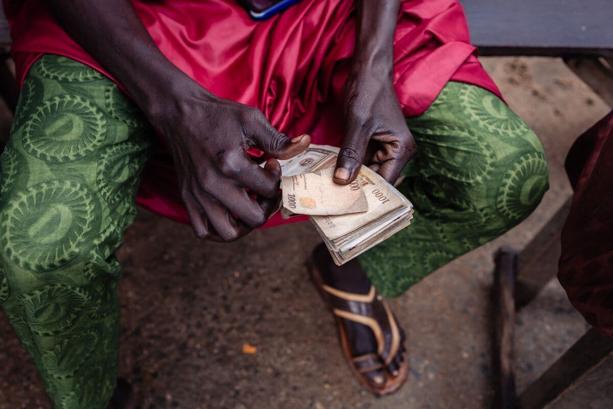 Nigeriya mərkəzi bankının dollar satışı naira zəifliyini dayandıra bilmir