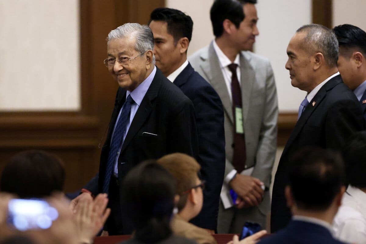Malayziyanın keçmiş baş naziri, 99 yaşlı Mahathir öskürək səbəbiylə xəstəxanaya yerləşdirilib