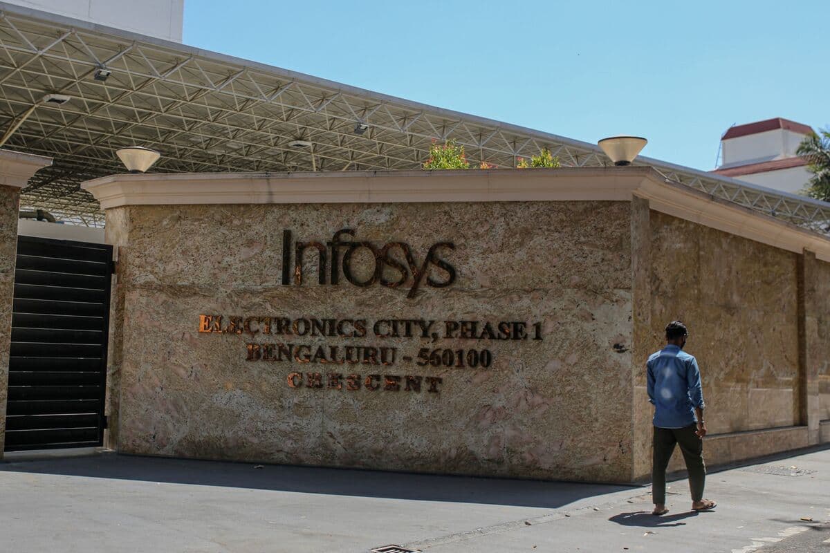 Müştərilər proqram xərclərini artırdıqca Infosys satış proqnozunu artırır