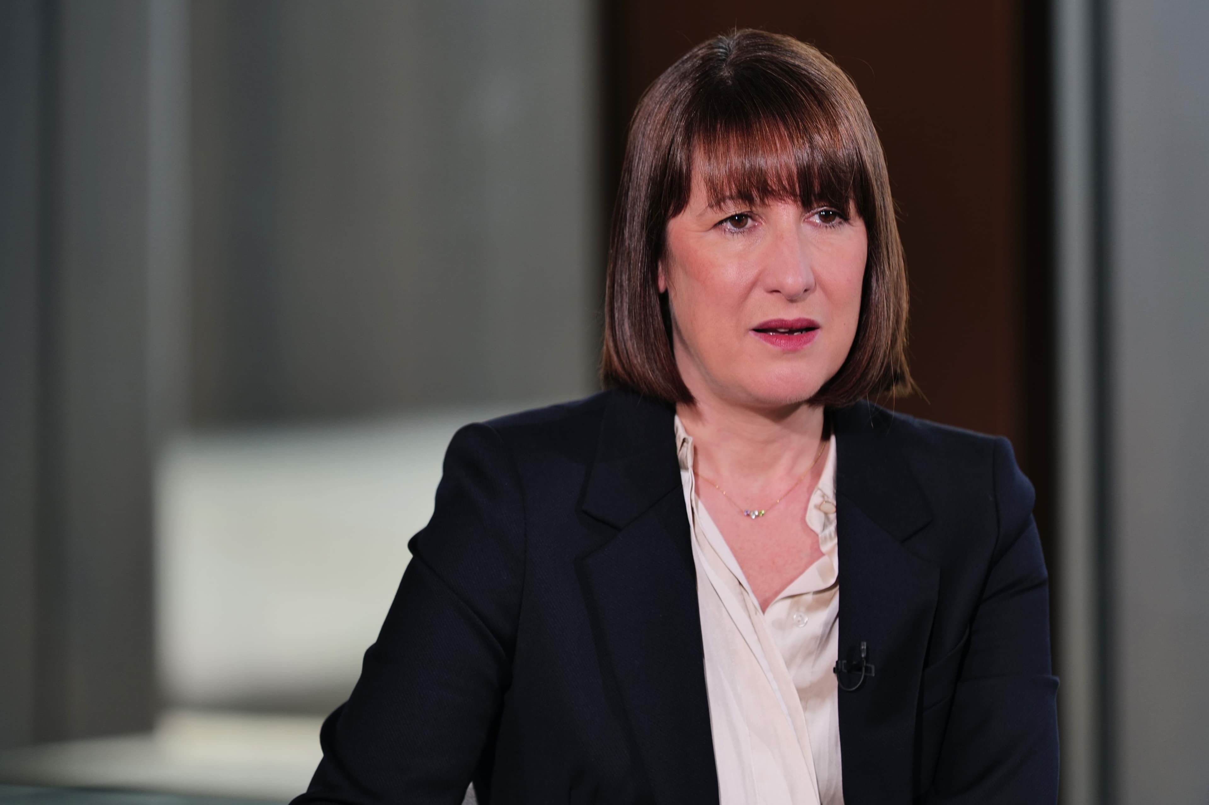 Rachel Reeves İngiltərə iqtisadiyyatını düzəltmək üçün "çətin qərarlar" barədə xəbərdarlıq edir