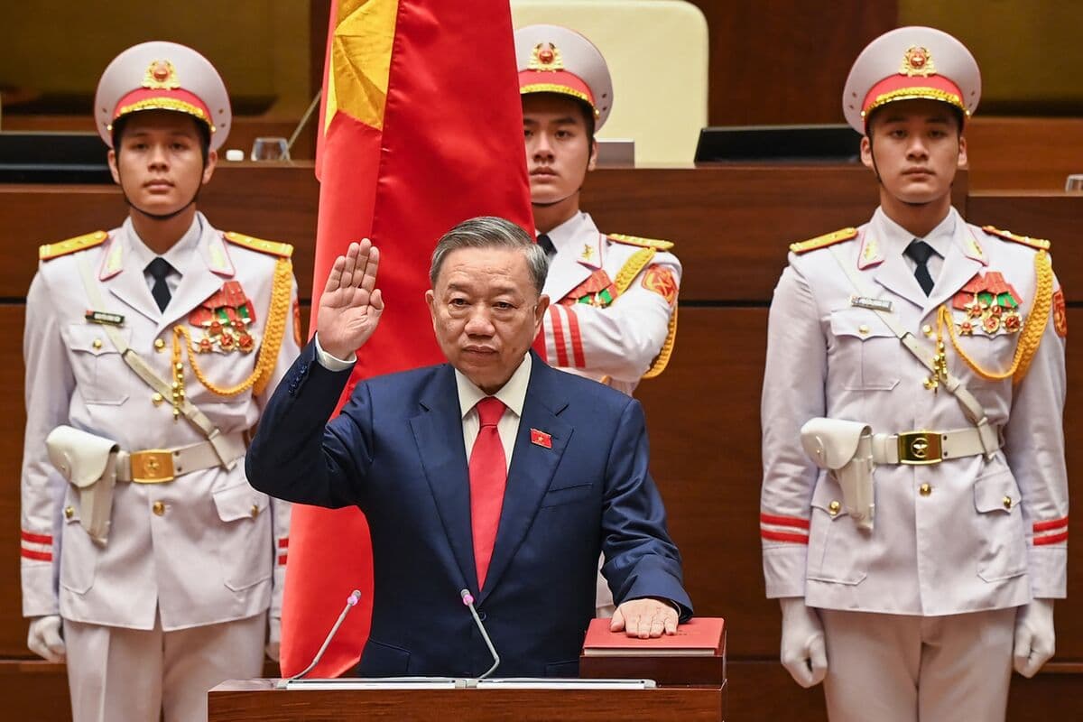 Vyetnam partiyasının liderinin ölümü korrupsiya ilə mübarizə aparan krala ən yüksək vəzifəni tutmaq imkanı verdi.