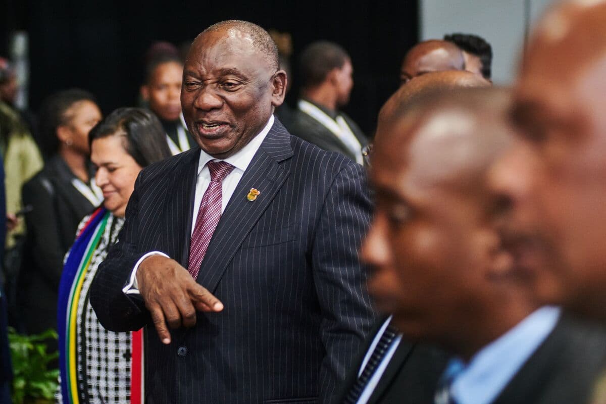 Ramaphosa əmanətçilərin pensiya fondlarına çıxışına icazə verən qanunu imzalayır