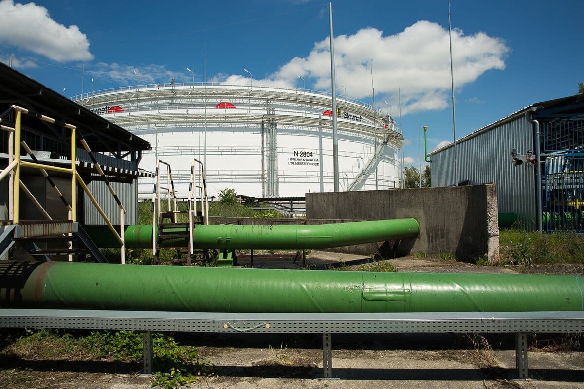 Kiyev Lukoil-in tranzitini qadağan etdikdən sonra Slovakiya Ukraynaya yanacaqla bağlı xəbərdarlıq edib