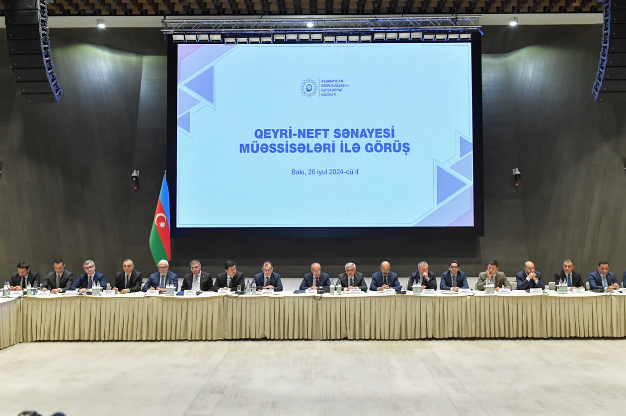 İqtisadiyyat Nazirliyində qeyri-neft sənayesi üzrə fəaliyyət göstərən sahibkarlarla görüş keçirilib