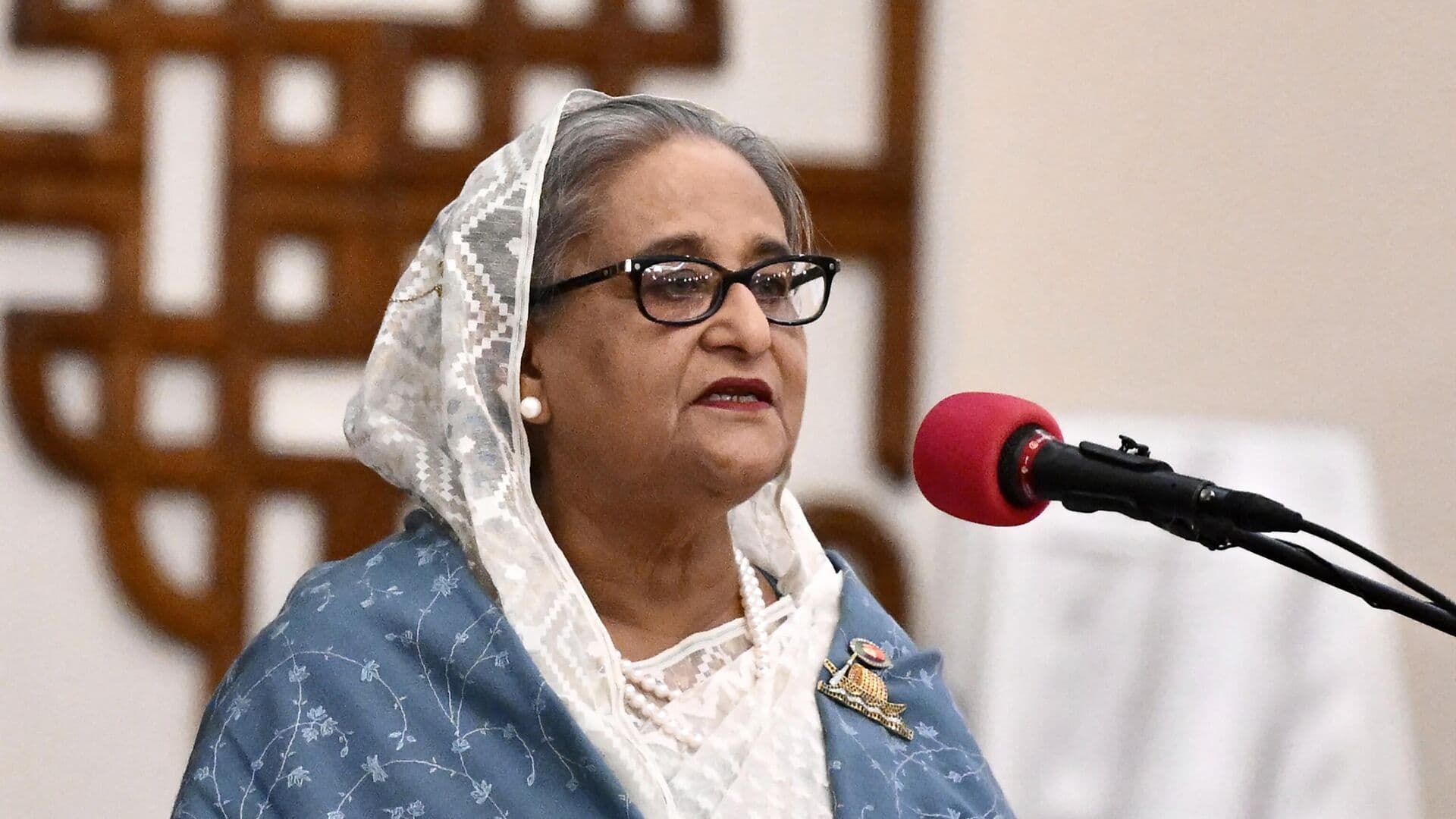 Baş Nazir Şeyx Hasina istefa verərək Banqladeşdən ayrılıb