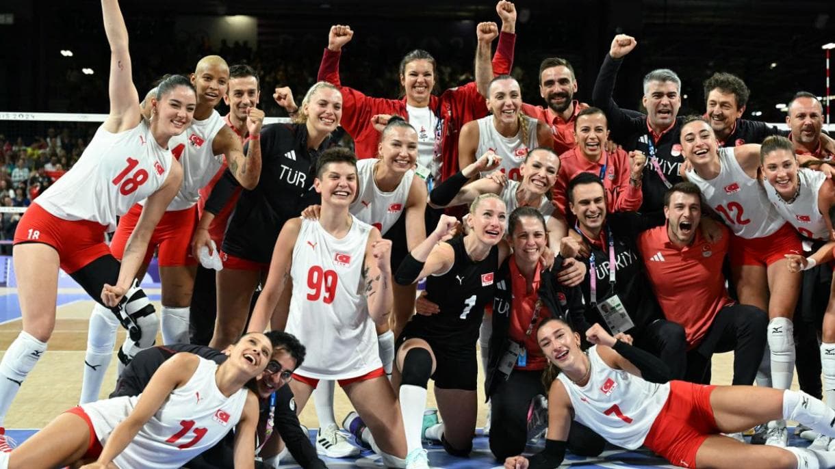 Türkiyənin qadınlardan ibarət voleybol komandasıyarımfinala yüksəldi