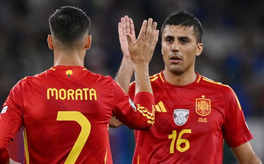 UEFA İspaniya millisinin iki üzvünü bir oyunluq cəzalandırıb