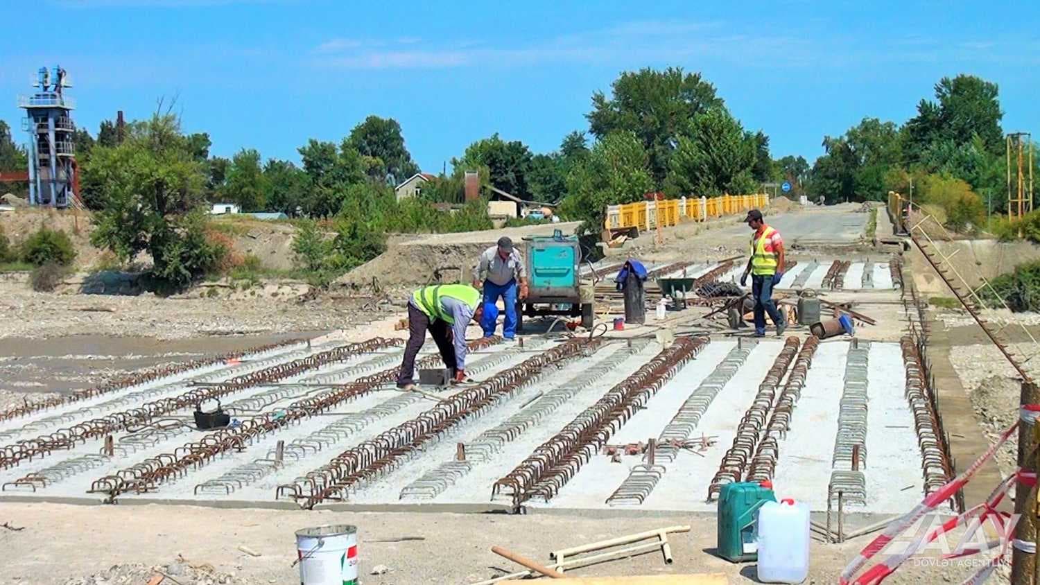 Qusarçay üzərindəki körpünün bərpası işləri davam edir -
FOTO