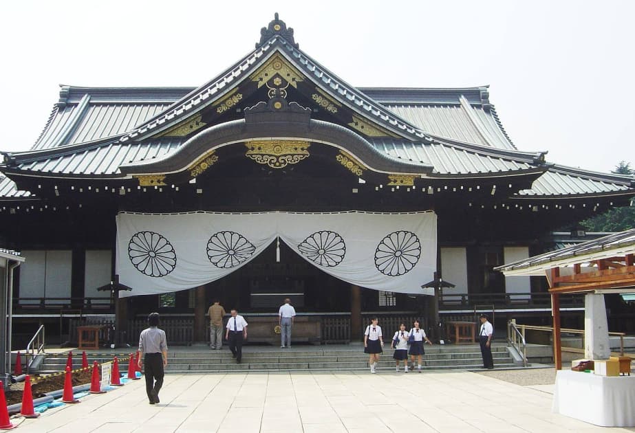 Yaponiya parlamentinin 70 deputatı Yasukuni məbədini ziyarət edib