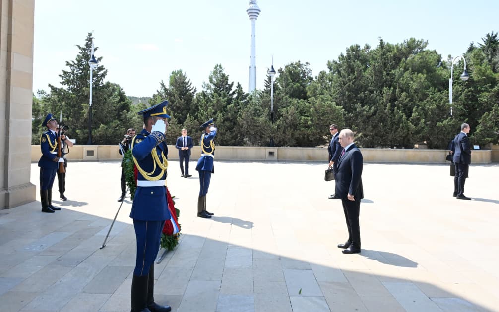 Rusiya Prezidenti Vladimir Putin Bakıda şəhidlərin xatirəsini anıb