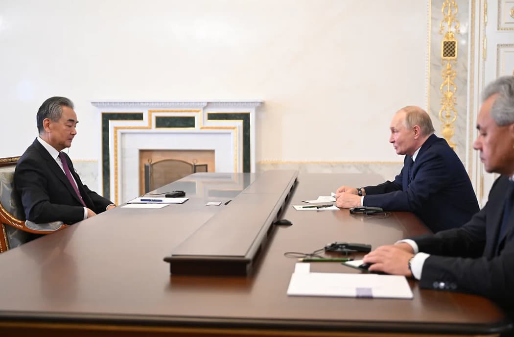 Putin Çinin xarici işlər naziri Van Yi ilə görüşüb