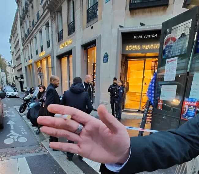 Parisin mərkəzində Louis Vuitton mağazası qarət edilib