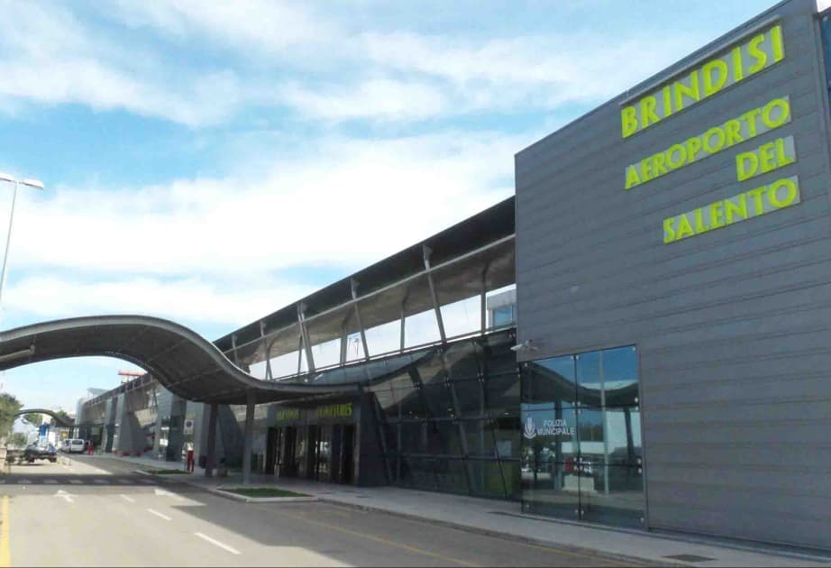 İtaliyanın Brindisi aeroportunda uçuşlar müvəqqəti dayandırılıb