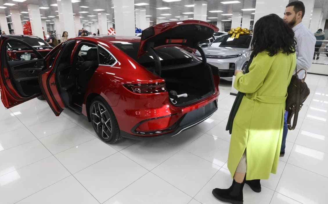 Rusiyada yeni avtomobillərin satışı ilin əvvəlindən demək olar ki 60% artıb